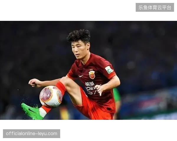 武磊替补达成国足百场里程碑，中国队2-1战胜新加坡队赢得友谊赛